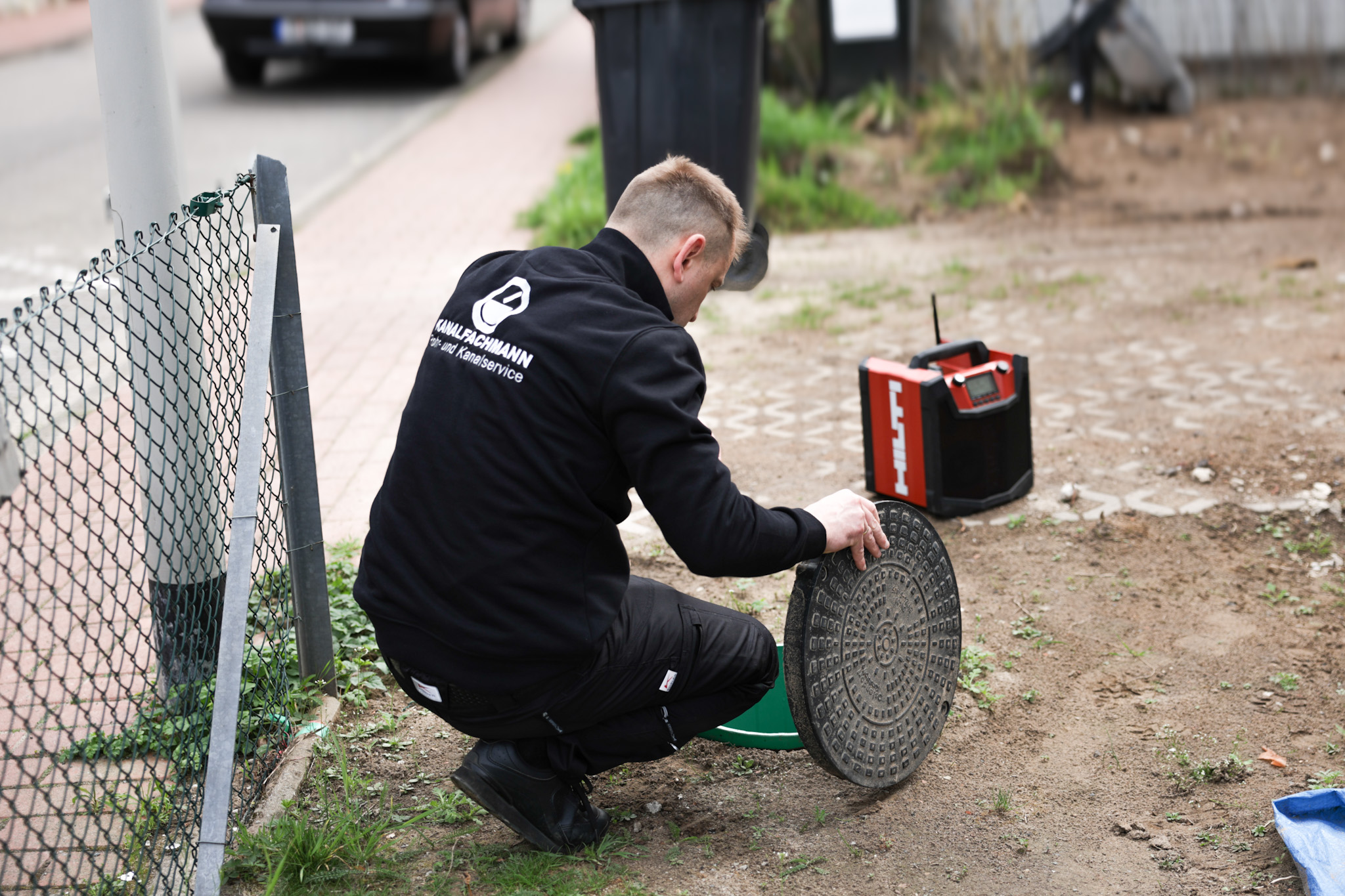 Kanalfachmann Techniker bei Rohrortung mit Hilti-Messgerät in Hannover