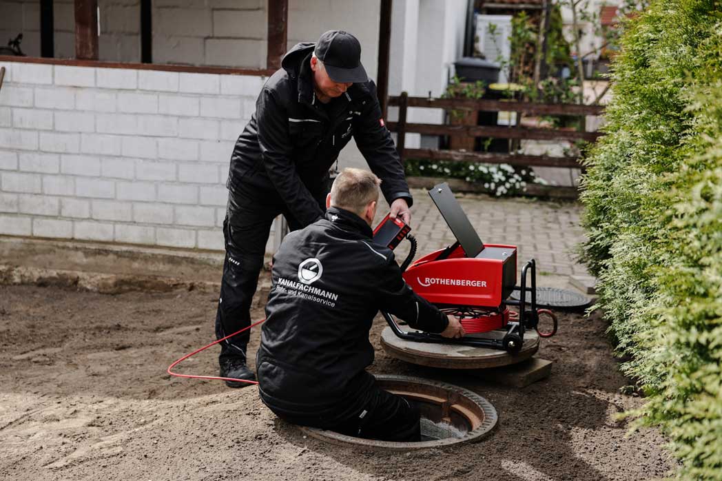 Kanalfachmann Techniker bei der Kanalinspektion mit Rothenberger-Kamera in Hannover