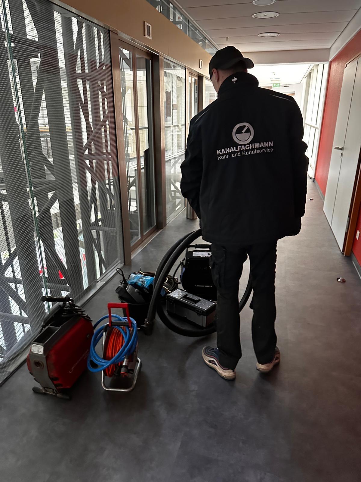 Rohrreinigung Region Hannover - Kanalfachmann im Einsatz
